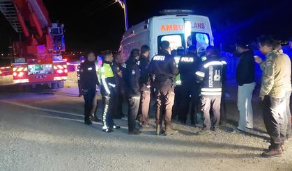 Karasu Nehri'ne düşen sürücü kurtarılmayı bekledi