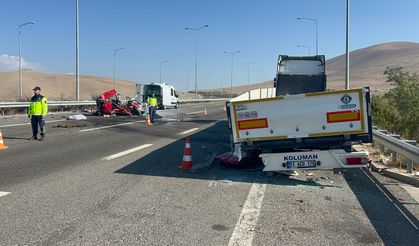 Niğde'de Otomobil, TIR'a arkadan çarptı