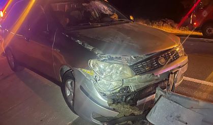 Refüje çarpan otomobilin alkollü sürücüsü yaralandı