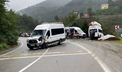 Tirebolu’da minibüs kazası! 10 tarım işçisi yaralı