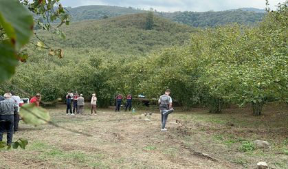 Traktörden düşüp teker ile ağaç arasına sıkışan sürücü öldü