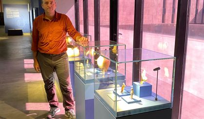 "Zamanın Ötesinden: Aigai'nin Maskeli Oyuncusu"