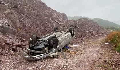 Diyarbakır'da otomobil şarampole yuvarlandı