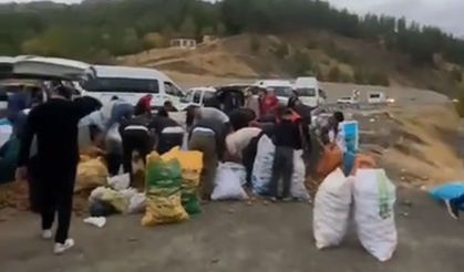 Arızalanan kamyonetindeki patatesleri ücretsiz dağıttı