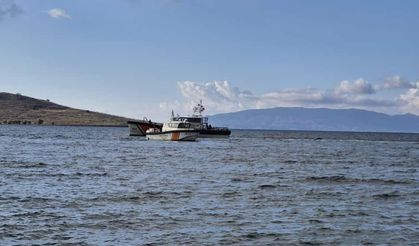 Kaçak göçmenleri taşıyan bot battı