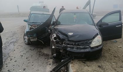 Kavşakta otomobiller çarpıştı!