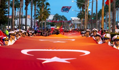 Mersin’de 102 Metrelik Türk Bayrağıyla Yürüyüş