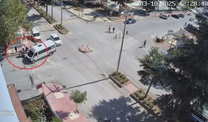 Okul servisi ile elektrikli bisiklet çarpıştı