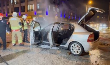 Park halindeki otomobil alev aldı