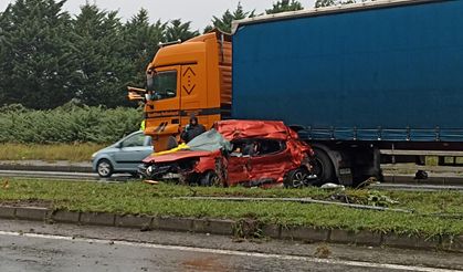 Rize’de Otomobil TIR’a Çarptı: 3 Kişi Hayatını Kaybetti