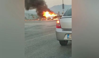 Trafik ışıklarında otomobil alev aldı, itfaiye müdahale etti