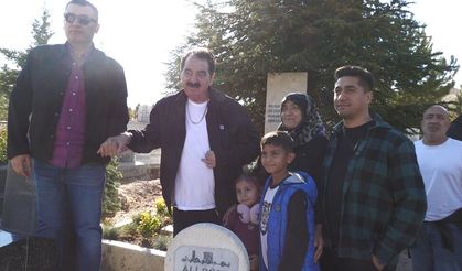 Ünlü Sanatçı İbrahim Tatlıses'ten Neşet Ertaş'ın mezarına ziyaret