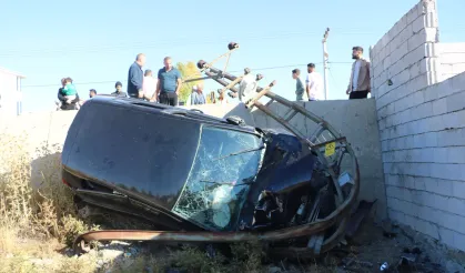 Düğün yolunda kaza yaptılar