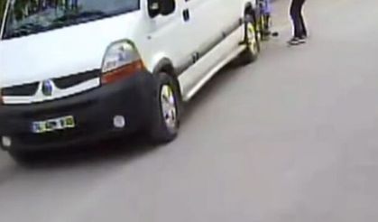 Minibüsün altında kalıyordu!