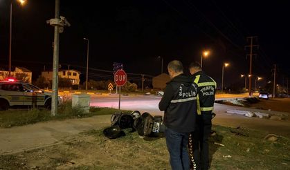 Motosikletiyle refüje çarptı