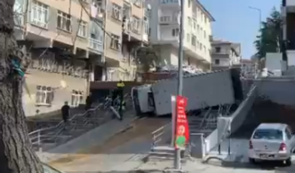 Çankaya'da kamyon devrildi!