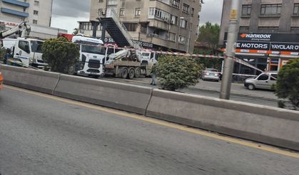 İskitlerde Feci Kaza! Kasası Açık Kamyon Üst Geçide Çarptı!