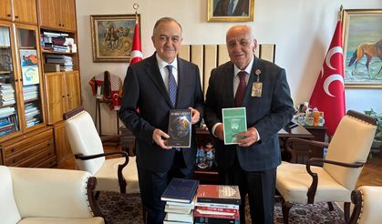 MHP'li Erkan Akçay Tam Bir "Kitap Kurdu!"