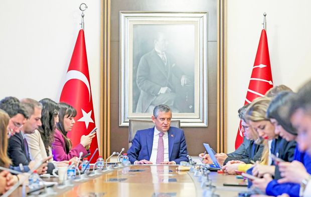 “CHP'de Kurultay Baskısı: 804 İmza Masada"