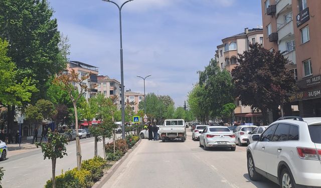 Kamyonet otomobile çarptı!