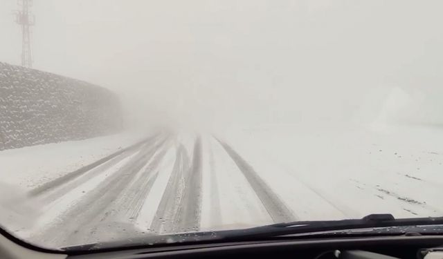 Kop Dağı Geçidi'nde kar yağışı ve tipi etkili oluyor