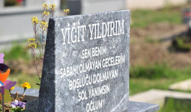 Oğlunun mezarını her gün ziyaret ediyor
