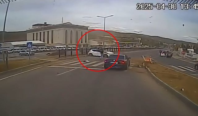 Otomobil refüje çarptı, kaza kameralara yansıdı
