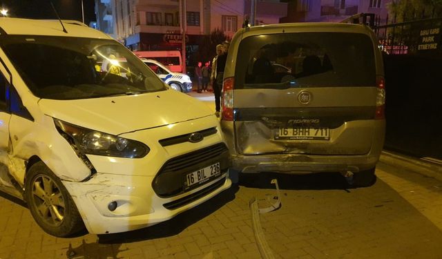 Zincirleme kazada 2 polis memuru yaralandı