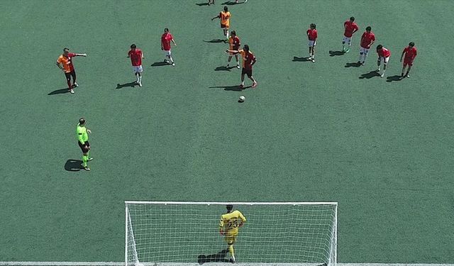 Galatasaraylı eski futbolcular Cizre’de gençlerle sahaya çıktı