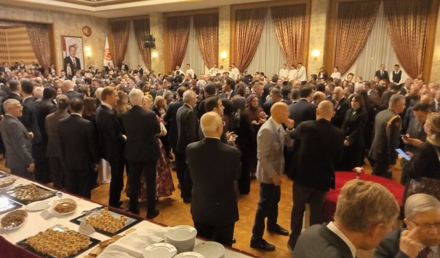 23 NİSAN RESEPSİYONUNA SÜRPRİZ KATILIM