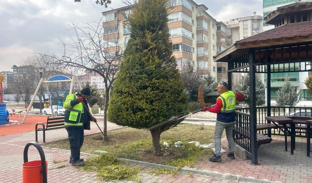 Etimesgut’ta Park ve Bahçelerde Yaz Temizliği Başladı