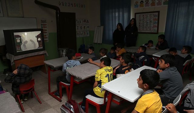 Bitlis'te köy çocukları Hacivat ve Karagöz oyunuyla buluştu