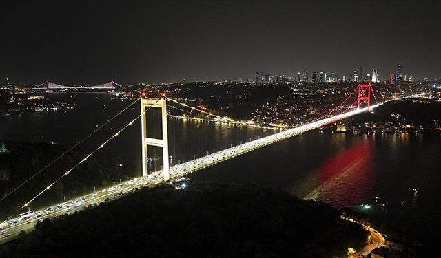 Köprüler Galatasaray'ın renklerini aldı!