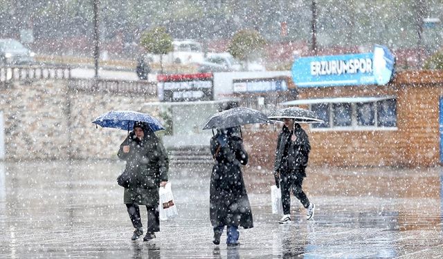 Mayısın ortasında lapa lapa kar yağdı!
