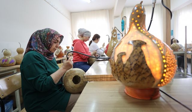 Su kabaklarını süs eşyasına dönüştürüyor