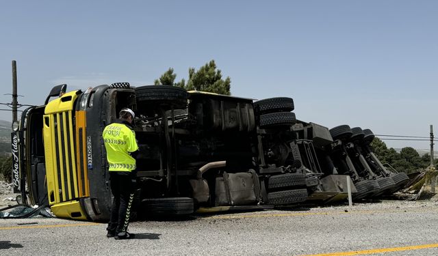 TIR devrildi sürücüsü yaralandı!