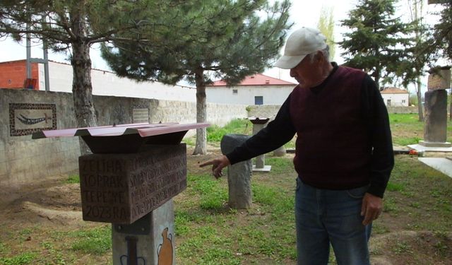 Volkanik taşlarla evinin bahçesine sanat duvarı yaptı