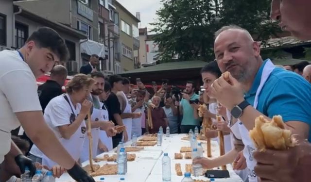 5 dakikada 11 metrelik böreği bitirdi