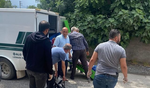 Annesini dövüp, boğdu!
