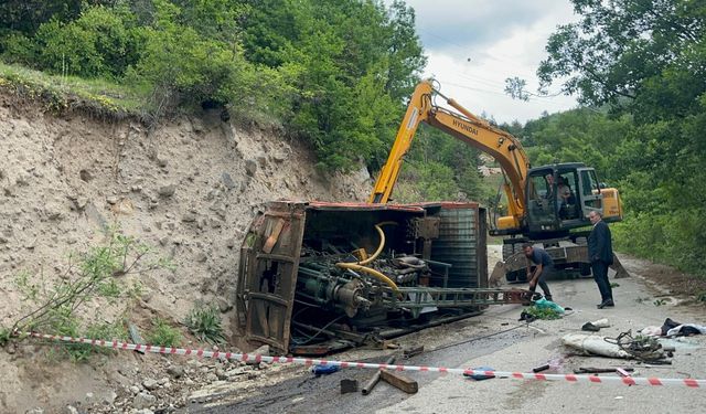 Artvin'de sondaj kamyonu devrildi