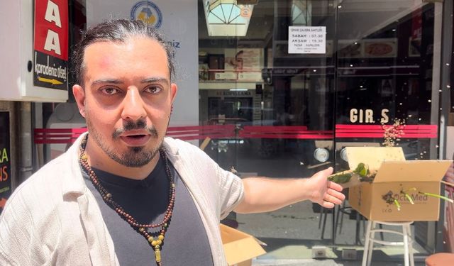 Bursa'da Bal Arıları İş Hanının Girişine Oğul Verdi