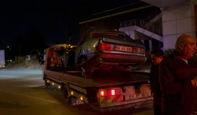 Bursa’da Gece Yarısı Kaza: TIR’a Çarpan Otomobil Hurdaya Döndü