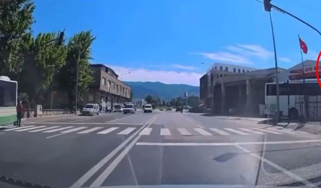 Bursa'da kırmızı ışıkta geçen minibüs dehşeti yaşattı