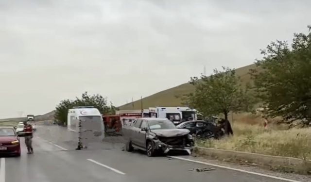 Diyarbakır'da kamyonet ve otomobil çarpıştı