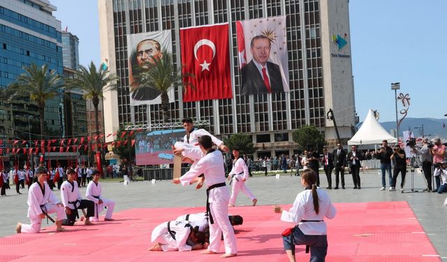 İzmir'de 19 Mayıs Gençlik ve Spor Bayramı kutlandı