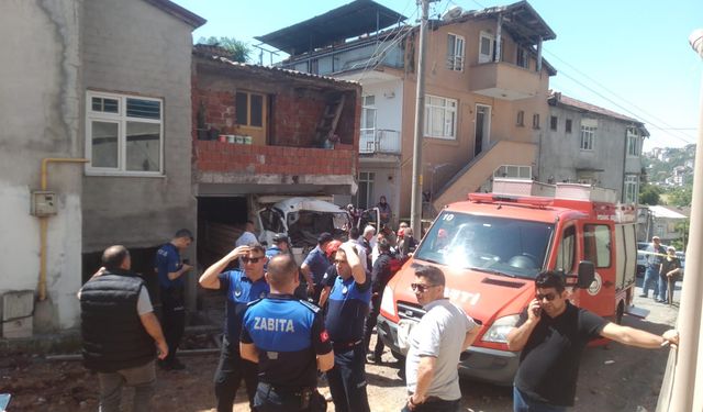 Kamyonet evin garajına daldı!