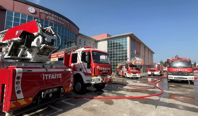 Kocaeli’de, tadilat sırasında okulun çatısında yangın çıktı