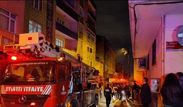 Küçükçekmece'de çatı yangını