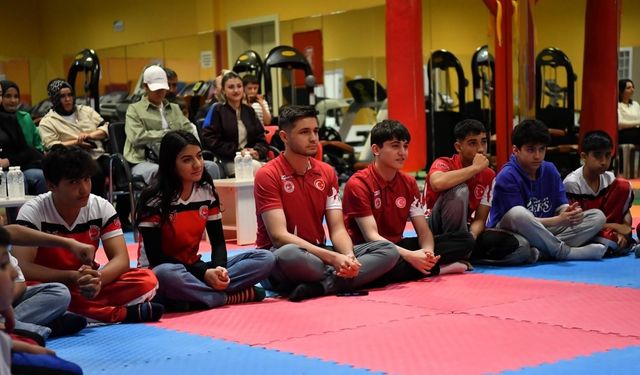 Milli boksör Hatice Akbaş, genç sporcular ile bir araya geldi!