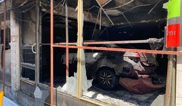 Oto yıkamacı alevlerin arasında kaldı!